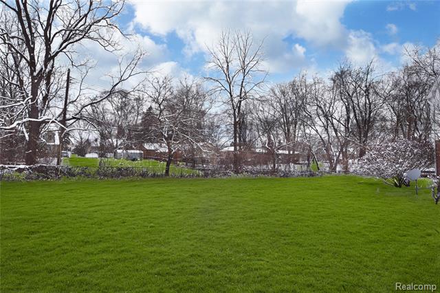 Builiding view twenty one for 215 Park View, Lake Orion, MI. 48362