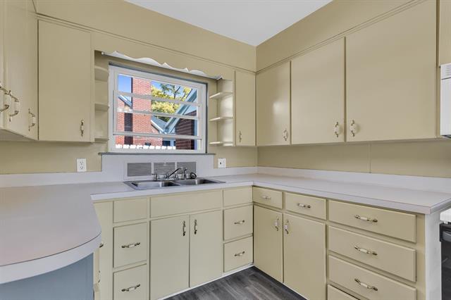 Builiding view eight for 1302 Elmwood, Jackson, MI. 49203