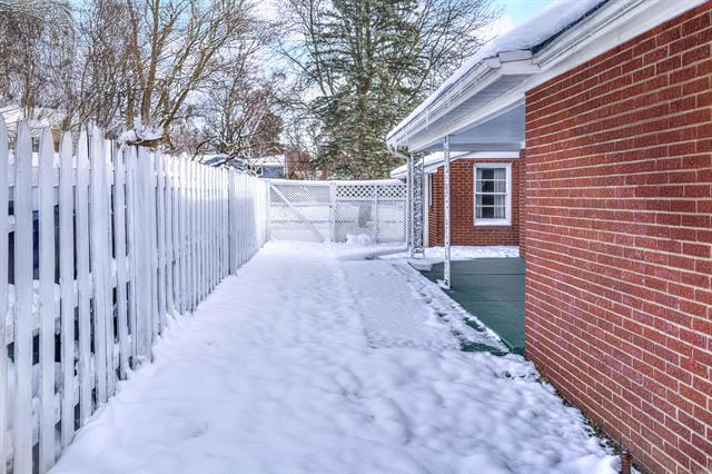 Builiding view thirty for 1302 Elmwood, Jackson, MI. 49203