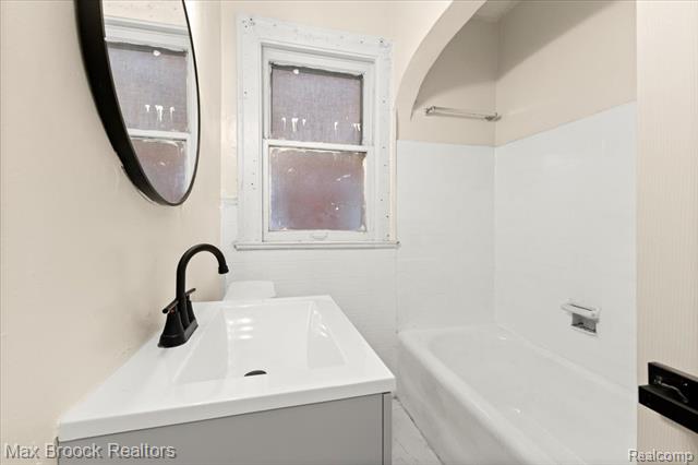 Builiding view sixteen for 17180 Kentucky, Detroit, MI. 48221