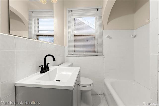 Builiding view thirty seven for 17180 Kentucky, Detroit, MI. 48221