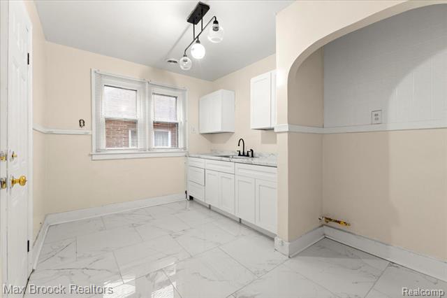 Builiding view thirty three for 17180 Kentucky, Detroit, MI. 48221