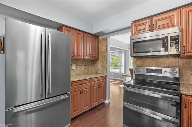 Builiding view eighteen for 15774 Golfview, Riverview, MI. 48193