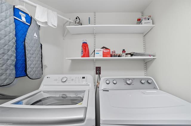 Builiding view thirty seven for 15774 Golfview, Riverview, MI. 48193