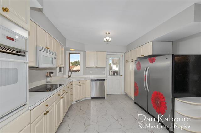 Builiding view ten for 5391 Ticonderoga, Grand Rapids, MI. 49508