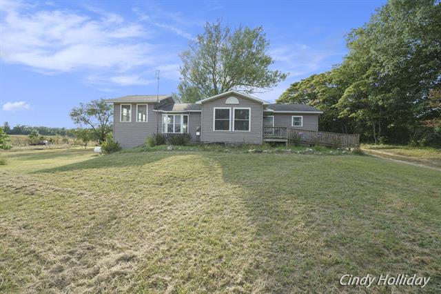 front view picture of 17035 Larsen Avenue, Gowen, MI. 49326