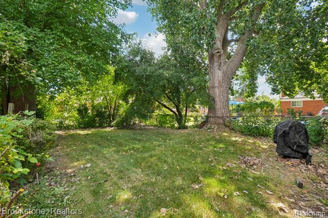 Builiding view eighteen for 24260 Coolidge Highway, Oak Park, MI. 48237