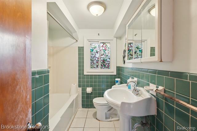 Builiding view fifteen for 24260 Coolidge Highway, Oak Park, MI. 48237