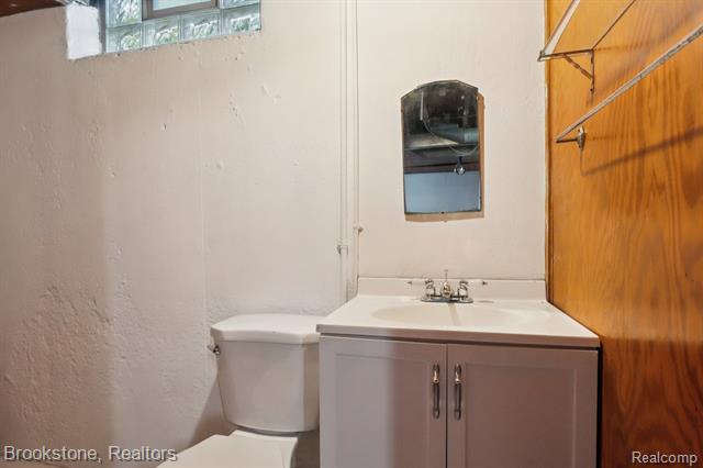 Builiding view sixteen for 24260 Coolidge Highway, Oak Park, MI. 48237