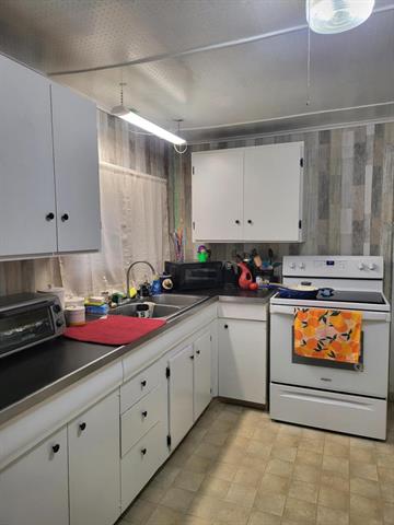 Builiding view thirteen for 3322 Palmer, Lansing, MI. 48910