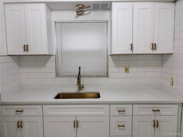 Builiding view five for 16267 Edmore, Detroit, MI. 48205