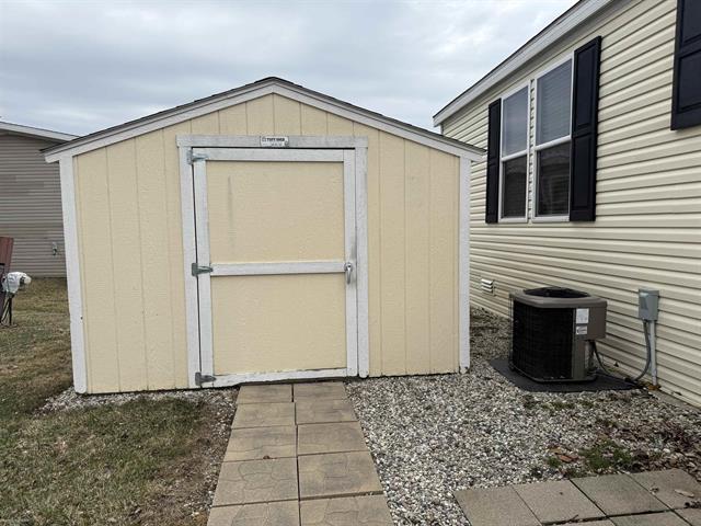 Builiding view seventeen for 4539 Carlton, Sterling Heights, MI. 48310