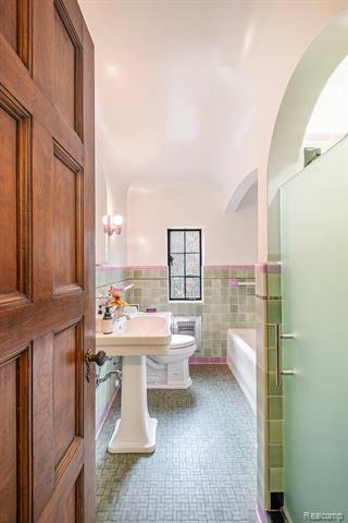 Builiding view fifteen for 1725 Lincoln, Flint, MI. 48503