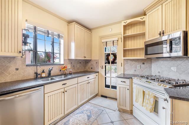 Builiding view ten for 1725 Lincoln, Flint, MI. 48503