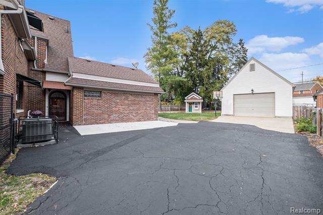 Builiding view twenty eight for 1725 Lincoln, Flint, MI. 48503