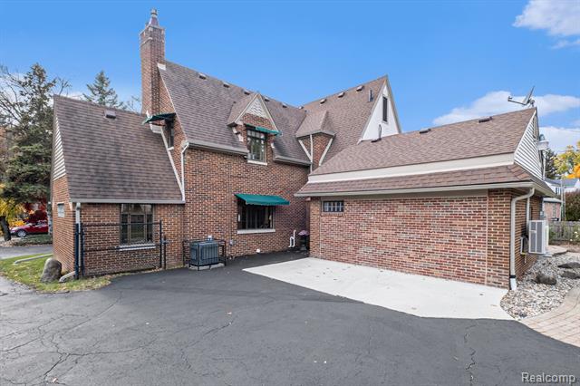 Builiding view twenty nine for 1725 Lincoln, Flint, MI. 48503