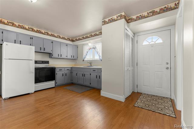 Builiding view five for 29156 Manchester, Westland, MI. 48185