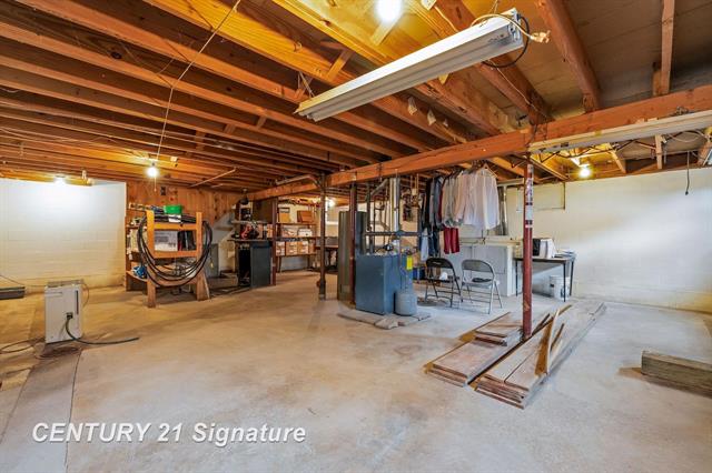 Builiding view twenty eight for 5287 Weiss, Saginaw, MI. 48603