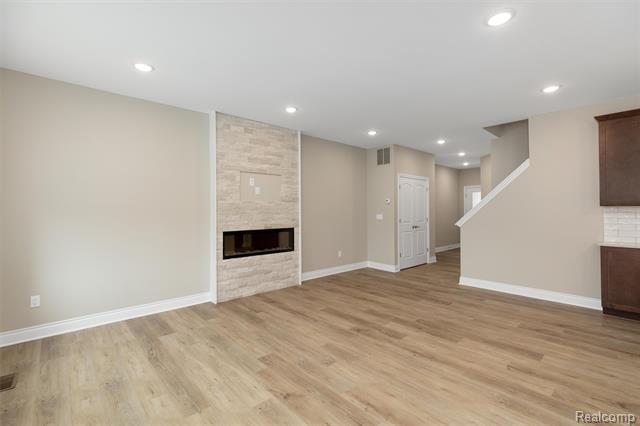 Builiding view eight for 807 Balmoral Ln, Troy, MI. 48085