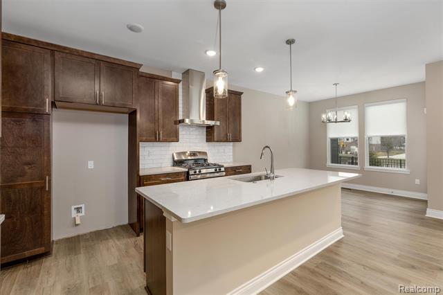 Builiding view five for 807 Balmoral Ln, Troy, MI. 48085