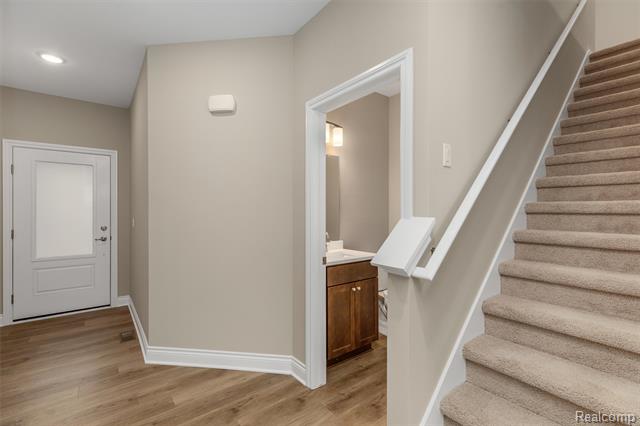 Builiding view nine for 807 Balmoral Ln, Troy, MI. 48085