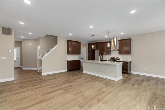 Builiding view six for 807 Balmoral Ln, Troy, MI. 48085