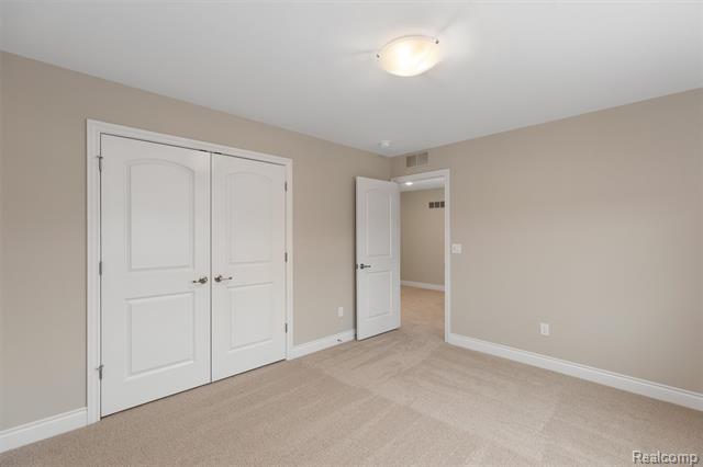 Builiding view sixteen for 807 Balmoral Ln, Troy, MI. 48085