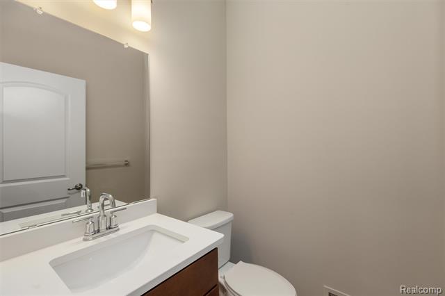 Builiding view ten for 807 Balmoral Ln, Troy, MI. 48085