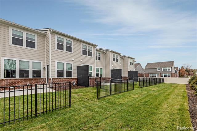 Builiding view thirty for 807 Balmoral Ln, Troy, MI. 48085