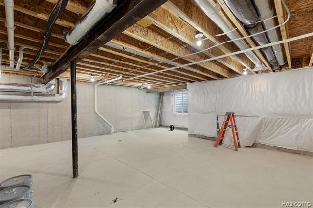 Builiding view twenty eight for 807 Balmoral Ln, Troy, MI. 48085