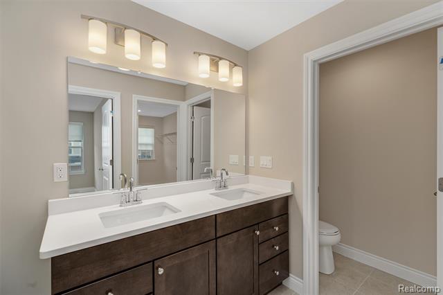 Builiding view twenty five for 807 Balmoral Ln, Troy, MI. 48085