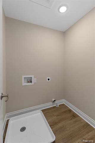 Builiding view twenty two for 807 Balmoral Ln, Troy, MI. 48085