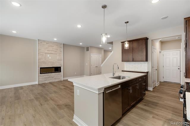 Builiding view two for 807 Balmoral Ln, Troy, MI. 48085