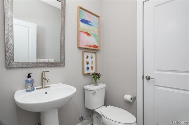 Builiding view six for 822 Huntley Lane, Troy, MI. 48085