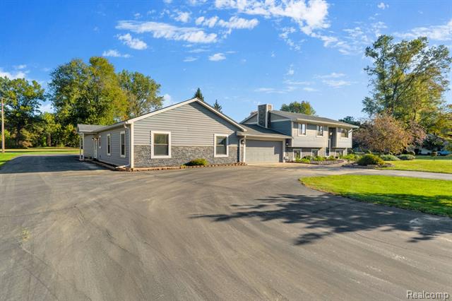 front view for 27520 West Road, New Boston, Mi. 48164