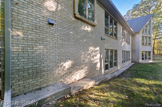 Builiding view seventy five for 2670 Spring Grove, Brighton, MI. 48114