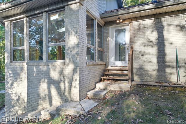 Builiding view seventy seven for 2670 Spring Grove, Brighton, MI. 48114