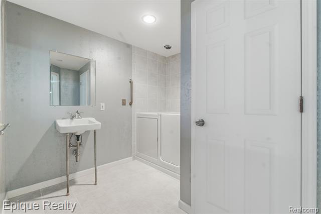 Builiding view sixty six for 2670 Spring Grove, Brighton, MI. 48114