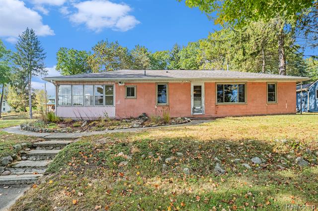 front view for 15303 Longfellow Drive, Byron, Mi. 48418