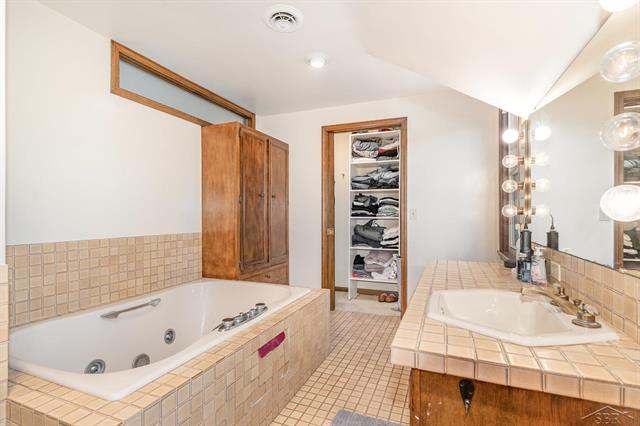 Builiding view twenty four for 611 Nurmi, Bay City, MI. 48708