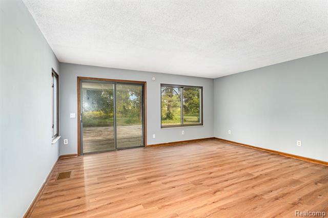 Builiding view two for 5430 Tittabawassee, Saginaw, MI. 48604