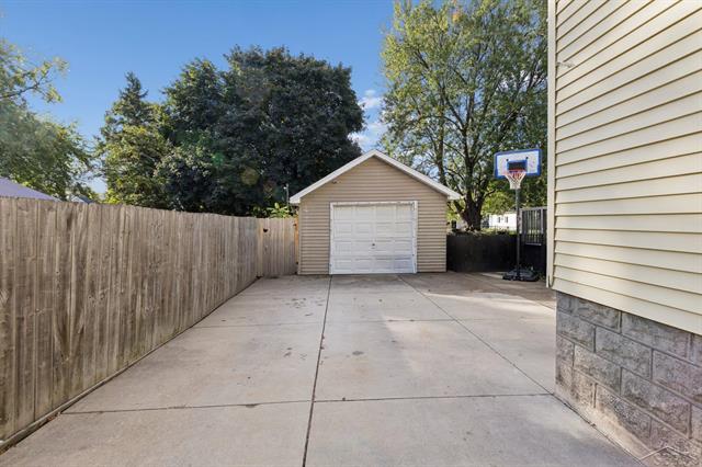 Builiding view forty six for 2122 2Nd, Bay City, MI. 48708