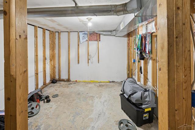 Builiding view thirty nine for 2122 2Nd, Bay City, MI. 48708