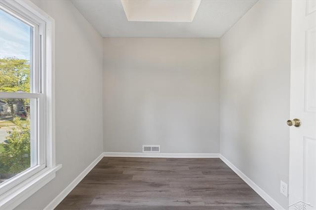 Builiding view thirty two for 2122 2Nd, Bay City, MI. 48708