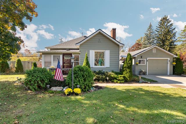 front view for 125 University Drive, Howell, Mi. 48843