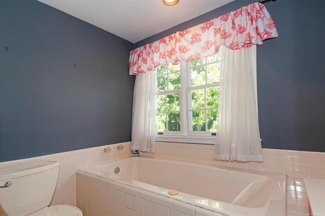 Builiding view twenty five for 180 Fisher, Grosse Pointe, MI. 48236