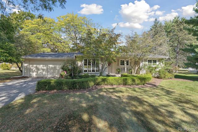 front view picture of 915 E River Road, Flushing, MI. 48433