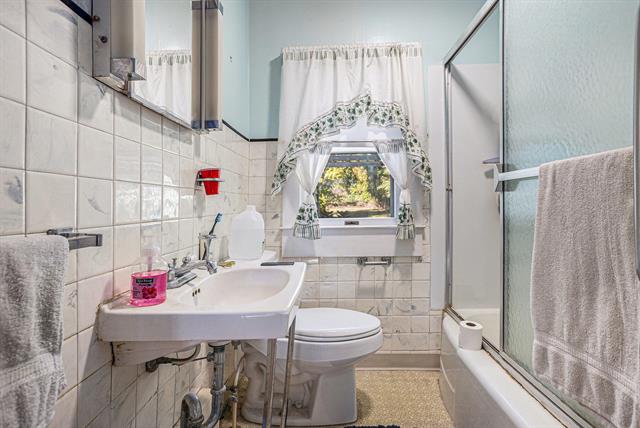 Builiding view nine for 120 Woodrow, Battle Creek, MI. 49015