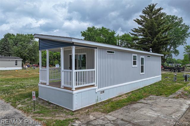 front view for 17 Sunset Lane, Fenton, Mi. 48430