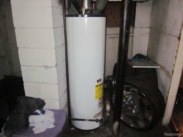 Builiding view fifteen for 19651 Lyndon, Detroit, MI. 48223